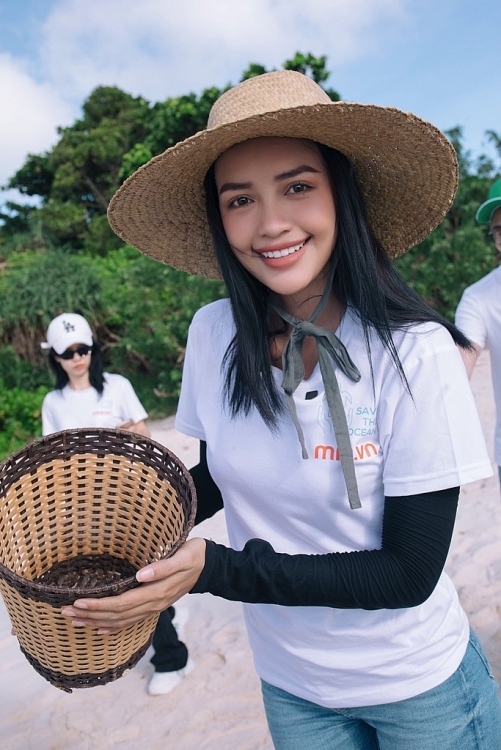 Top 3 'Hoa hậu hoàn vũ Việt Nam 2022' cùng nhau thả rùa về biển tại Côn Đảo