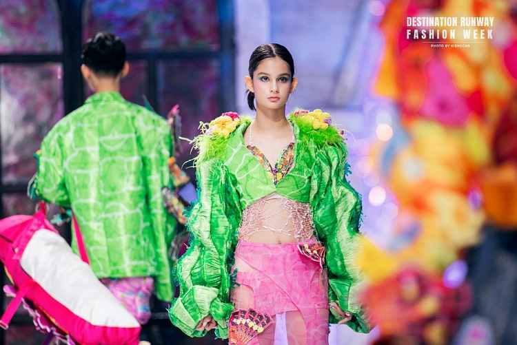 'Destination Runway Fashion Week - Nắng Pha Lê' khai mạc đầy sắc màu tại Smiley Ville Hà Nội