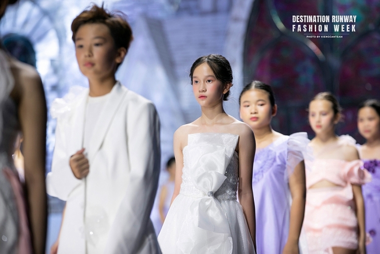 'Destination Runway Fashion Week - Nắng Pha Lê' khai mạc đầy sắc màu tại Smiley Ville Hà Nội