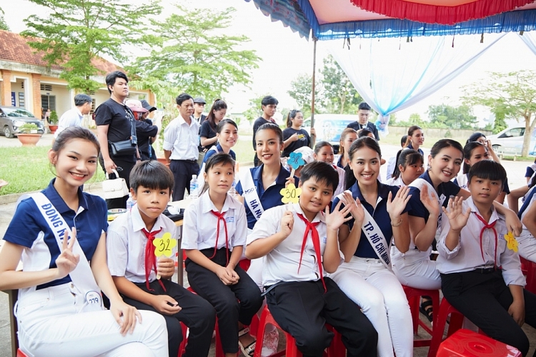 Top 55 'Hoa hậu hoàn vũ Việt Nam - Miss Cosmo Vietnam 2023' trao xe đạp cho học sinh khó khăn tại Long An