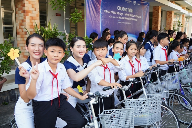 Top 55 'Hoa hậu hoàn vũ Việt Nam - Miss Cosmo Vietnam 2023' trao xe đạp cho học sinh khó khăn tại Long An