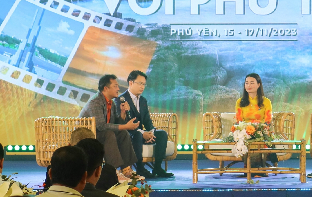 Đạo diễn Phan Gia Nhật Linh: “Khi tôi trở thành đạo diễn, tôi luôn muốn kể những câu chuyện của người Việt, lịch sử và văn hóa Việt nên tôi luôn đề cao văn hóa vùng miền với cac địa danh đặc trưng khơi gợi tạo nên sự độc đáo cho từng bộ phim”