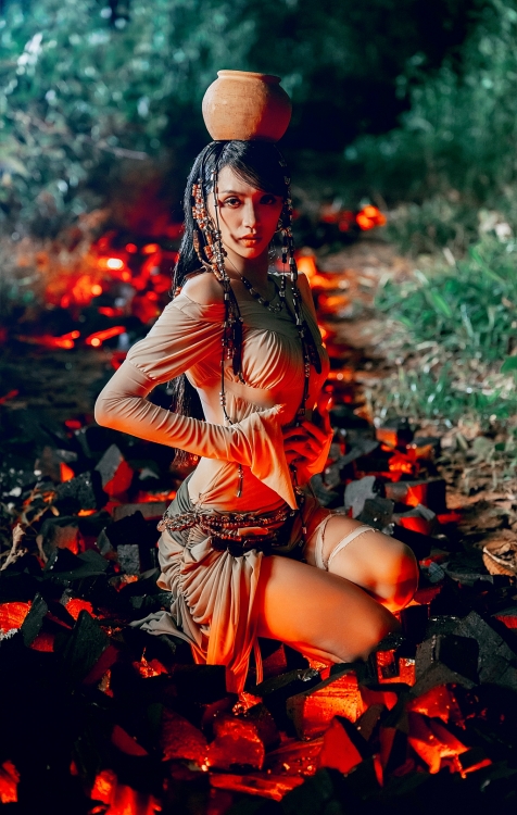 Hương Giang quyến rũ với hình ảnh bán nude nóng bỏng trong MV mới