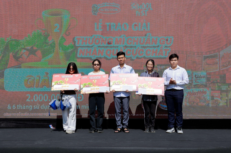 Đại diện công ty Acecook Việt Nam lên trao giải cho các bạn chiến thắng cuộc thi thưởng mì
