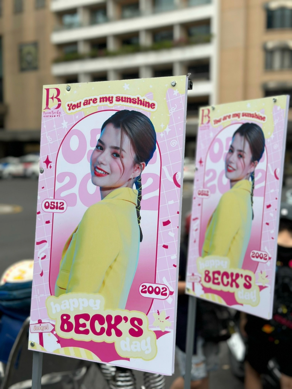 Fan FreenBecky Việt Nam 'chơi lớn' rước xích lô chào đón sinh nhật sớm cho nữ diễn viên Becky Armstrong