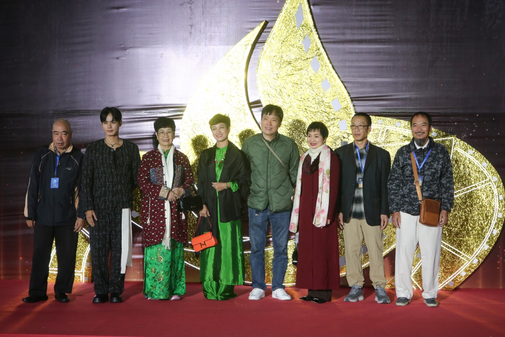 Dàn sao tỏa sáng tại thảm đỏ Liên hoan phim Việt Nam lần thứ XXIII