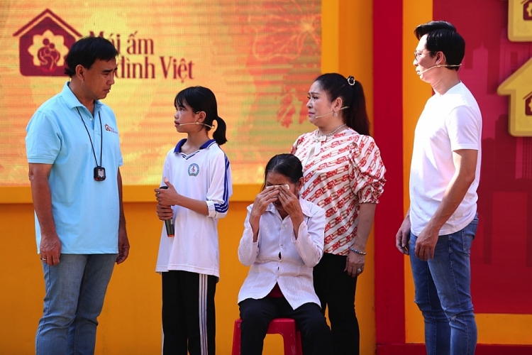'Mái ấm gia đình Việt': MC Quyền Linh khóc nghẹn khi biết em bé mồ côi phải uống nước lã qua cơn đói khi nhà hết gạo