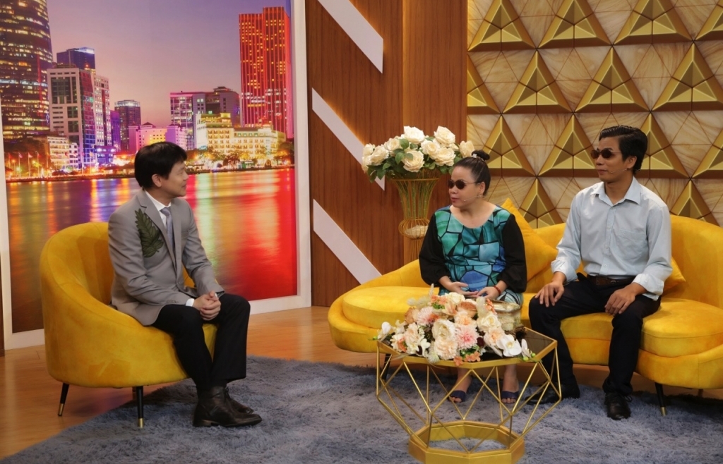 Danh ca Thái Châu bật khóc vì thương cho cảnh khó khăn của vợ chồng khiếm thị
