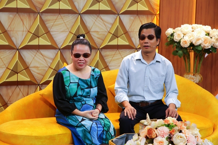 Danh ca Thái Châu bật khóc vì thương cho cảnh khó khăn của vợ chồng khiếm thị