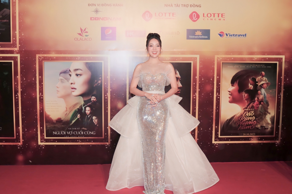 Thảm đỏ Bế mạc Liên hoan phim Việt Nam lần thứ XXIII: Rực rỡ với hàng loạt ngôi sao