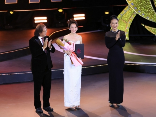 Thu Trang hạnh phúc khi 'Con Nhót mót chồng' tiếp tục nhận 2 giải ở Liên hoan phim Việt Nam