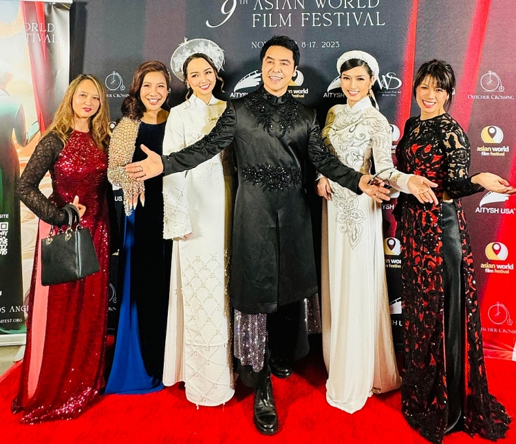 Nguyễn Hồng Nhung hát 'Xin chào Việt Nam' bằng 2 thứ tiếng tại Liên hoan phim thế giới châu Á 2023