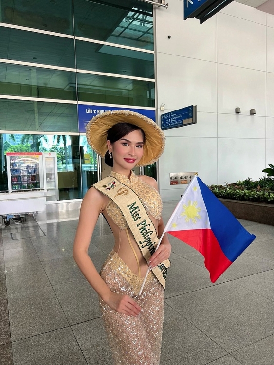 Loạt thí sinh 'Miss Earth 2023' diện áo dài khi đến Việt Nam