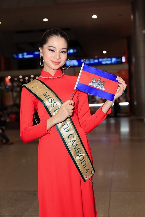 Loạt thí sinh 'Miss Earth 2023' diện áo dài khi đến Việt Nam