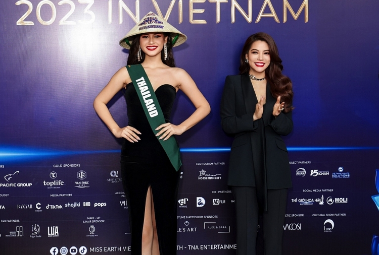 Trưởng BTC 'Miss Earth 2023' Trương Ngọc Ánh trao sash cho thí sinh