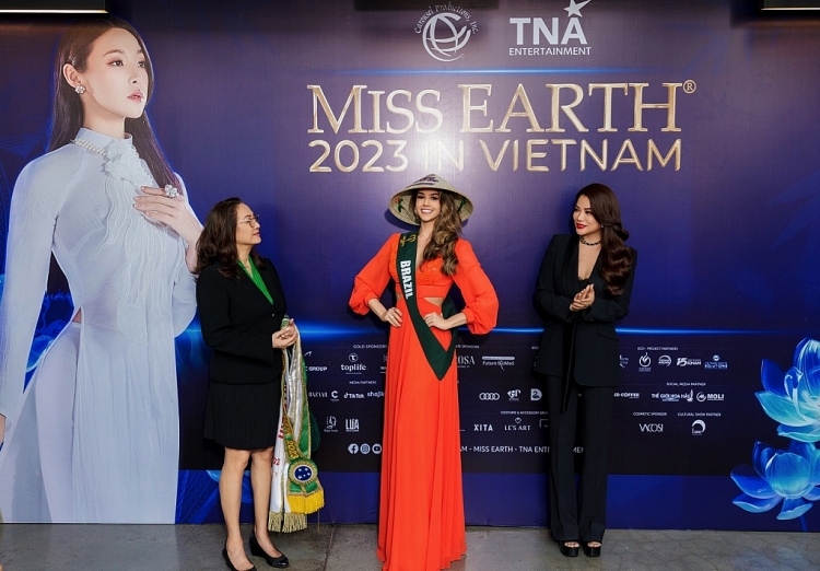 Trưởng BTC 'Miss Earth 2023' Trương Ngọc Ánh trao sash cho thí sinh
