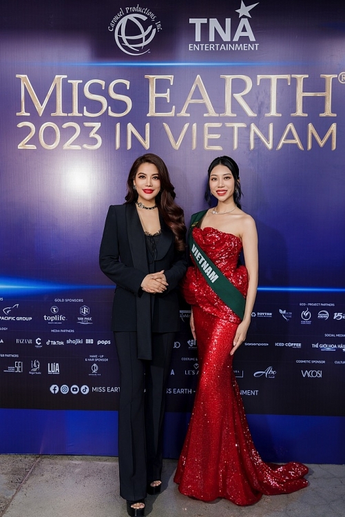 Trưởng BTC 'Miss Earth 2023' Trương Ngọc Ánh trao sash cho thí sinh