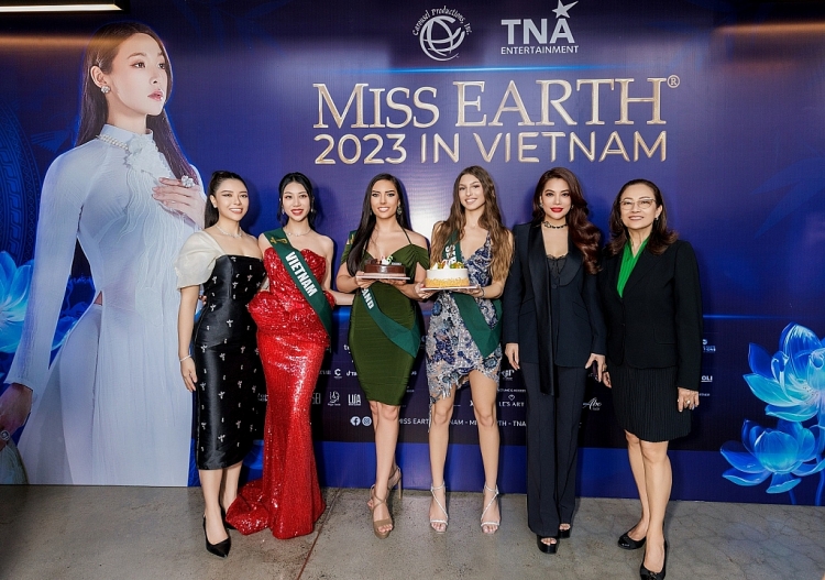 Hoa hậu Đỗ Lan Anh tổ chức tiệc sinh nhật bất ngờ cho thí sinh 'Miss Earth'