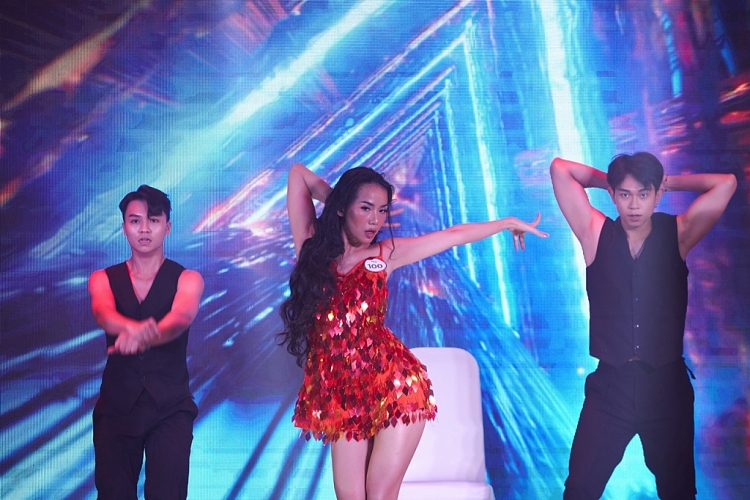 Thí sinh 'Hoa hậu hoàn vũ Việt Nam - Miss Cosmo Vietnam 2023' cân trọn cả ca hát lẫn vũ đạo, thuyết trình