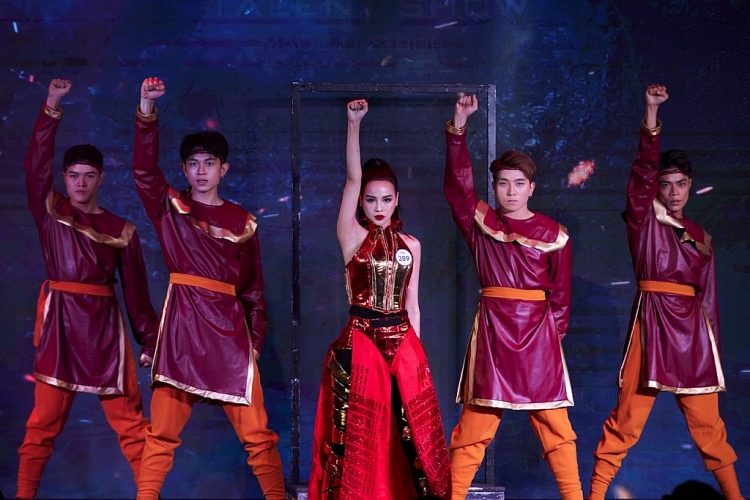 Thí sinh 'Hoa hậu hoàn vũ Việt Nam - Miss Cosmo Vietnam 2023' cân trọn cả ca hát lẫn vũ đạo, thuyết trình
