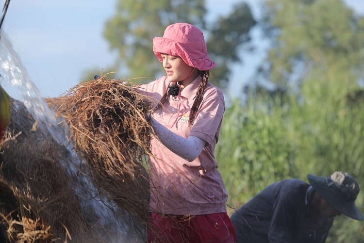 'Đệ nhất mưu sinh': Thùy Anh 'hóa' cô nàng nông dân lăn xả làm thuê, mưu sinh tại Đồng Tháp