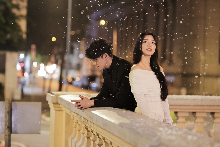 Vũ Thịnh trở thành ca sĩ phát hành độc quyền ca khúc nhạc Hoa lời Việt 'Thứ anh chờ không phải tuyết'
