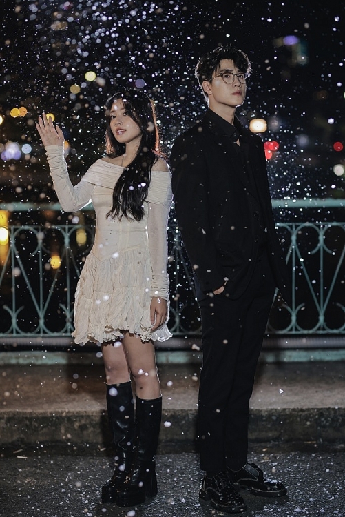 Vũ Thịnh trở thành ca sĩ phát hành độc quyền ca khúc nhạc Hoa lời Việt 'Thứ anh chờ không phải tuyết'