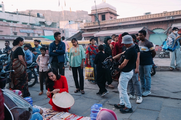 MV mới của Võ Hạ Trâm: Áo dài trên đất Ấn, hơn 50 người dân bản địa và một 'diễn viên' đặc biệt