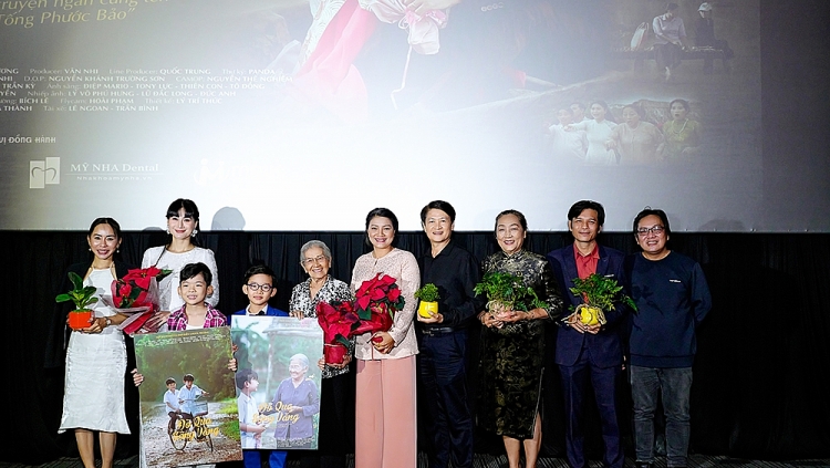 NSƯT Phi Điểu cùng dàn sao mừng ra mắt phim ngắn 'Đò qua sông vắng'