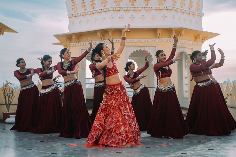 Hit Tết quốc dân 'Hoa cỏ mùa xuân' của nhạc sĩ Bảo Chấn được Võ Hạ Trâm phối theo phong cách Bollywood