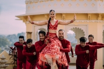 Hit Tết quốc dân 'Hoa cỏ mùa xuân' của nhạc sĩ Bảo Chấn được Võ Hạ Trâm phối theo phong cách Bollywood