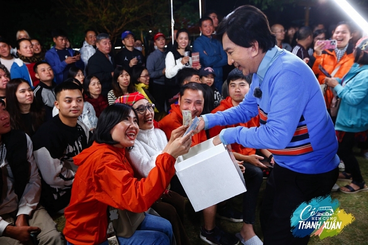 'Có hẹn cùng thanh xuân': 'Tạp hóa thanh xuân' của NSND Hồng Vân và NSƯT Kim Tử Long đắt khách tại Vèo Mạc, Hà Giang