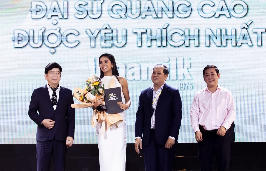 Hoa hậu H'Hen Niê nhận giải thưởng Đại sứ quảng cáo được yêu thích năm 2023