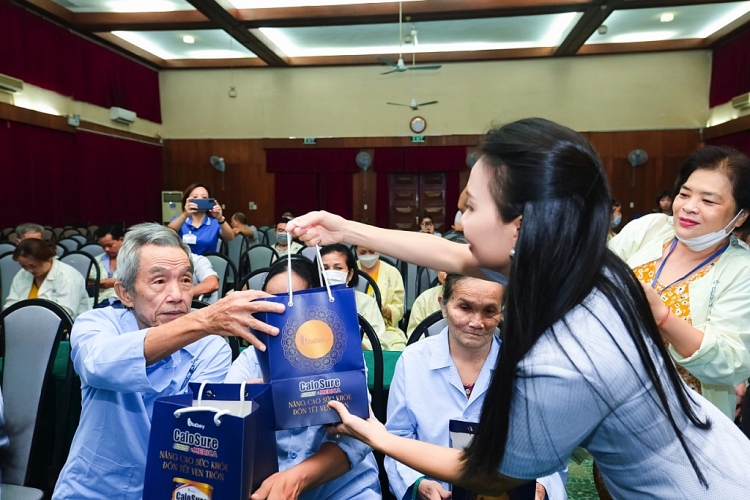 Cẩm Ly trao quà Tết đến bệnh nhân lớn tuổi, thăm hỏi sức khỏe người già