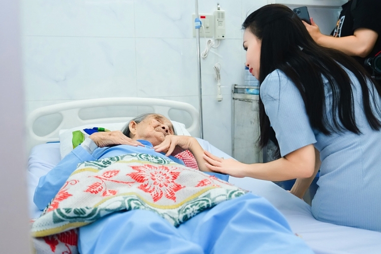 Cẩm Ly trao quà Tết đến bệnh nhân lớn tuổi, thăm hỏi sức khỏe người già
