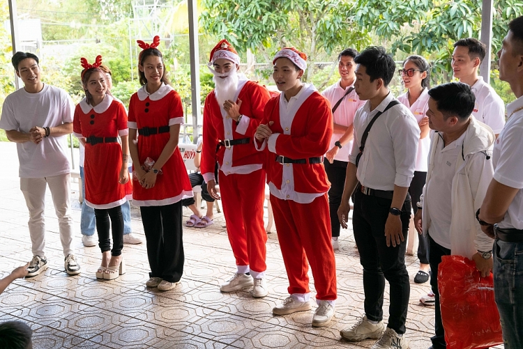 Dàn celeb nhà 'Fitness Supermodel Vietnam' đón Giáng sinh ấm áp cùng trẻ em ở Cần Thơ