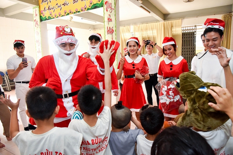 Dàn celeb nhà 'Fitness Supermodel Vietnam' đón Giáng sinh ấm áp cùng trẻ em ở Cần Thơ
