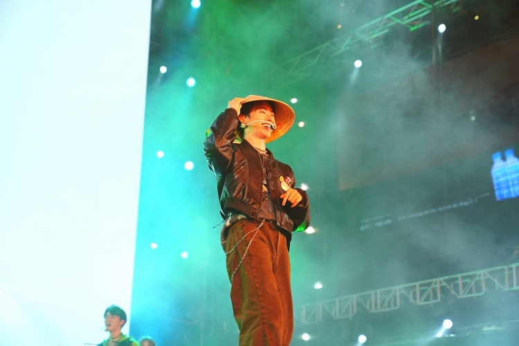 Tempest khiến hàng ngàn khán giả vỡ òa cảm xúc, Văn Mai Hương mang loạt hit làm nên tên tuổi trong 13 năm sự nghiệp lên sân khấu 'Hò Dô'