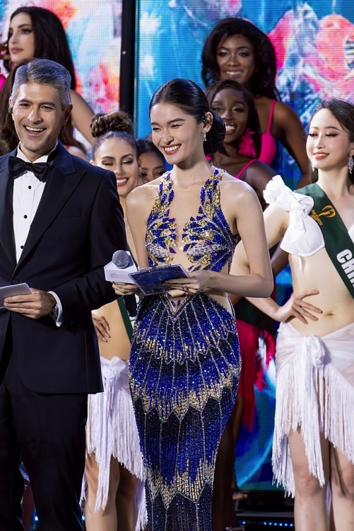 Á hậu Thùy Dung ghi điểm với visual xinh đẹp, kỹ năng chuyên nghiệp khi làm MC chung kết 'Miss Earth 2023'