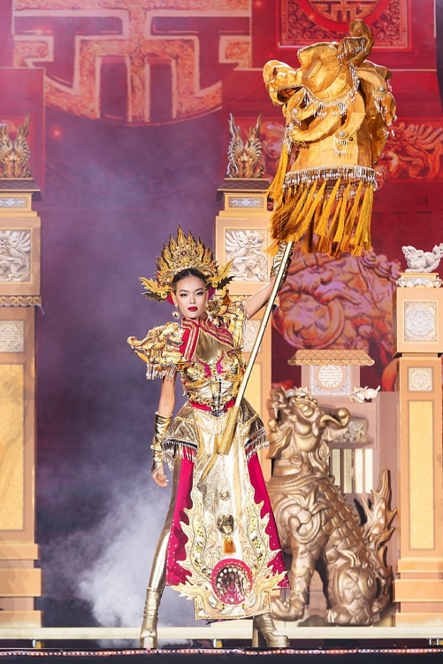 Á khôi Sông Vàm Nguyễn Thanh Thanh trình diễn trang phục lấy cảm hứng từ hình tượng Nghê tại 'Hoa hậu hoàn vũ Việt Nam 2023'