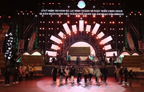 Tuấn Ngọc, Trúc Nhân, Hà Nhi biểu diễn trước 30.000 khán giả ở Quảng trường Lâm Viên Đà Lạt