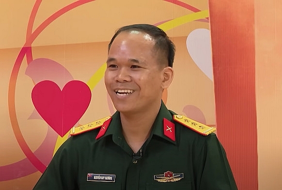 'Vợ chồng son': Độc lạ màn cầu hôn của anh chàng quân nhân khiến MC Quốc Thuận - Vân Hugo 'ngã ngửa'