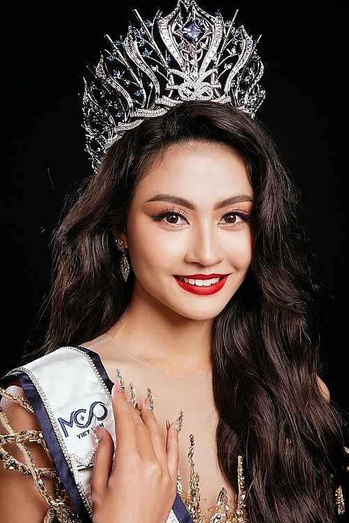 Cận cảnh nhan sắc của tân Hoa hậu Bùi Thị Xuân Hạnh trong bộ ảnh profile hậu đăng quang