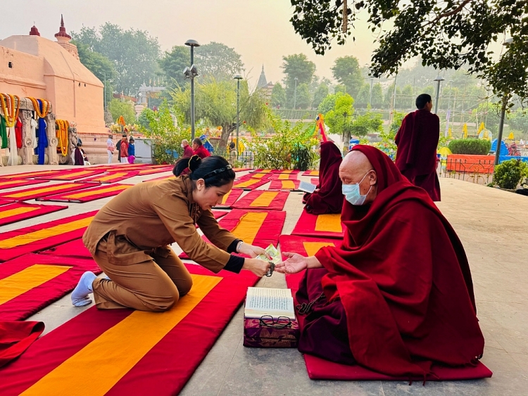 NSƯT Cát Tường cùng bố mẹ đi chùa và làm thiện nguyện tại Ấn Độ