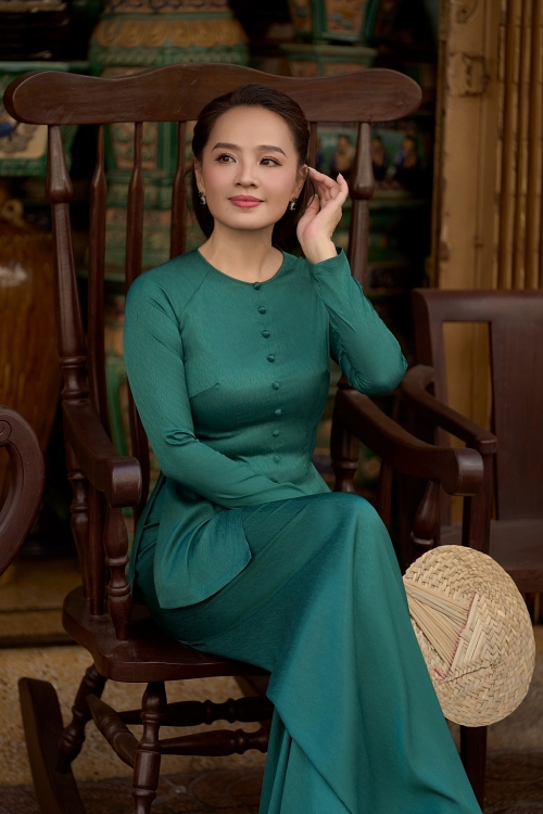 'Út Trong' Thúy Loan diện áo dài đọ sắc cùng diễn viên Hoài An
