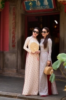 'Út Trong' Thúy Loan diện áo dài đọ sắc cùng diễn viên Hoài An