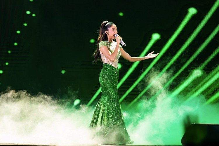 Hoa hậu H'Hen Niê bất ngờ 'cầm mic' thể hiện giọng hát trước hàng ngàn khán giả