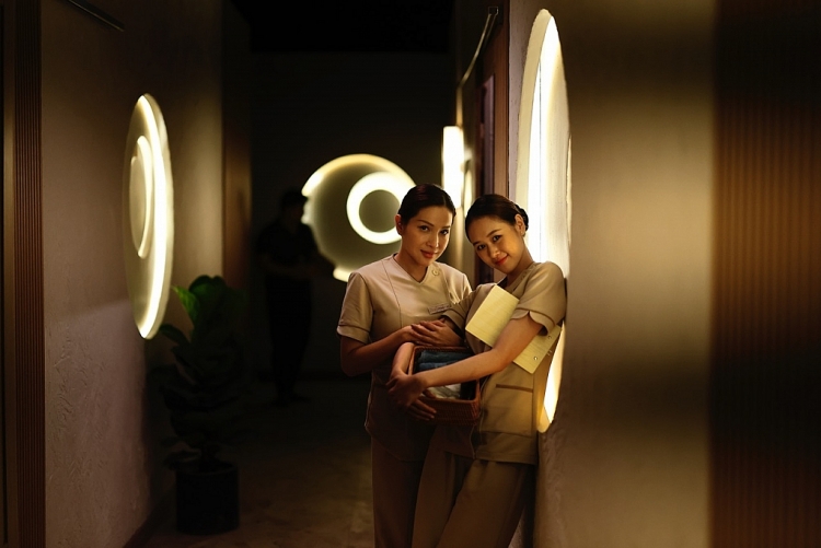 Khả Như và Phương Anh Đào thân thiết trong hậu trường phim 'Mai'