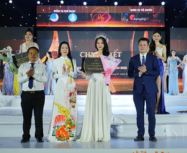 NSND Trịnh Kim Chi 'cầm cân nảy mực' cho cuộc thi 'Hoa khôi sinh viên Việt Nam'