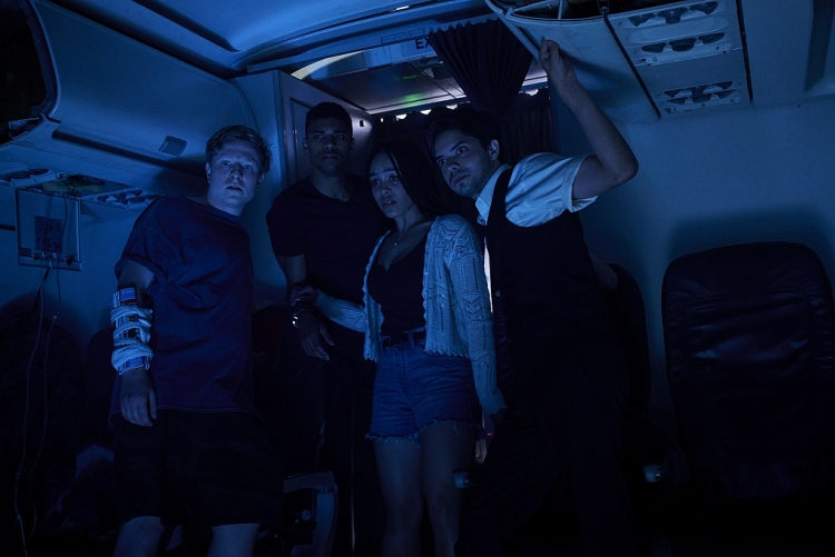 'Vòng vây cá mập' tung trailer đầy kịch tính về thảm họa máy bay dưới lòng đại dương